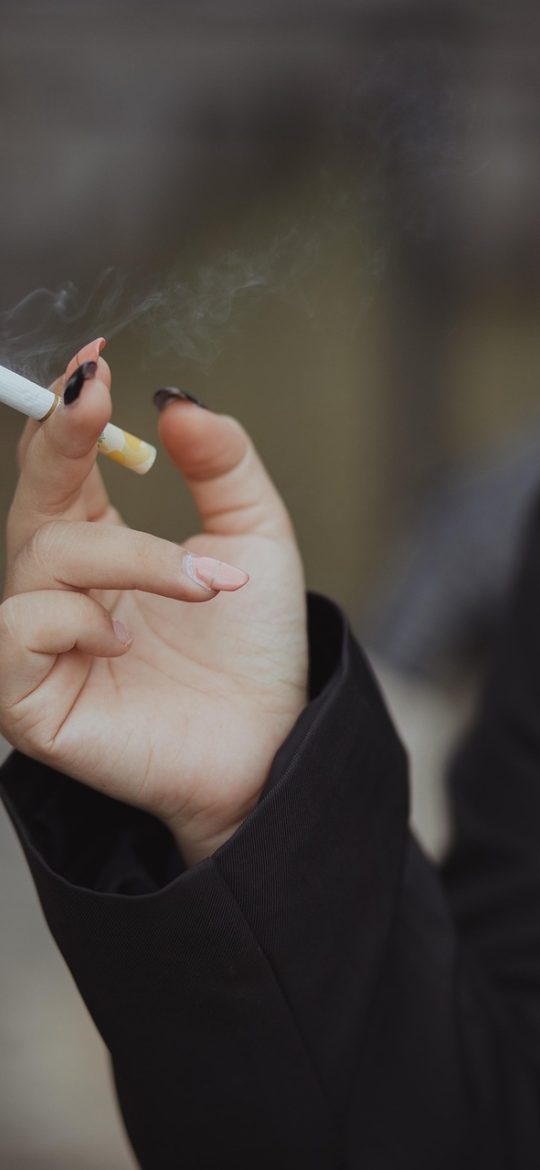 义姐是不良妈妈 App 档案详情界面截图，人物词条以卡片网格排列，每张卡片带绿色标签与简要说明文字